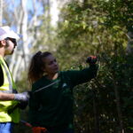 Deux jeunes entretiennent les espaces verts