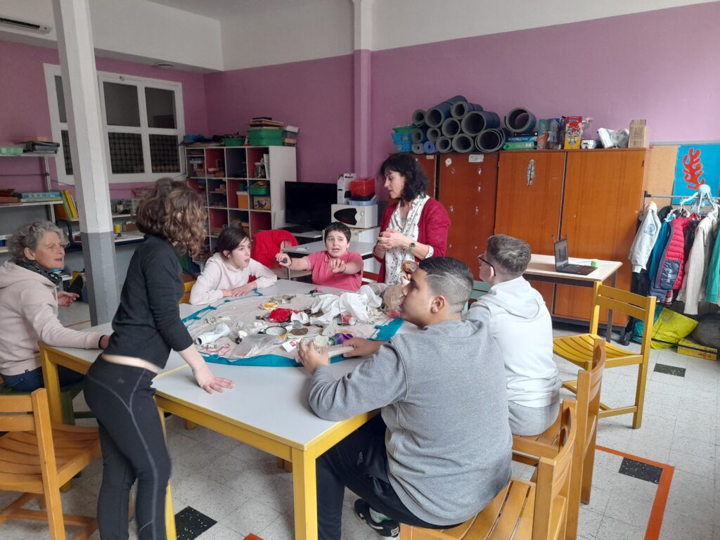 Le groupe, autour d'une table, écoute attentivement Isabelle