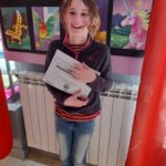 Une jeune fille présente son diplôme de sauveteur de la nature