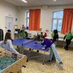 Les jeunes font une partie de ping-pong