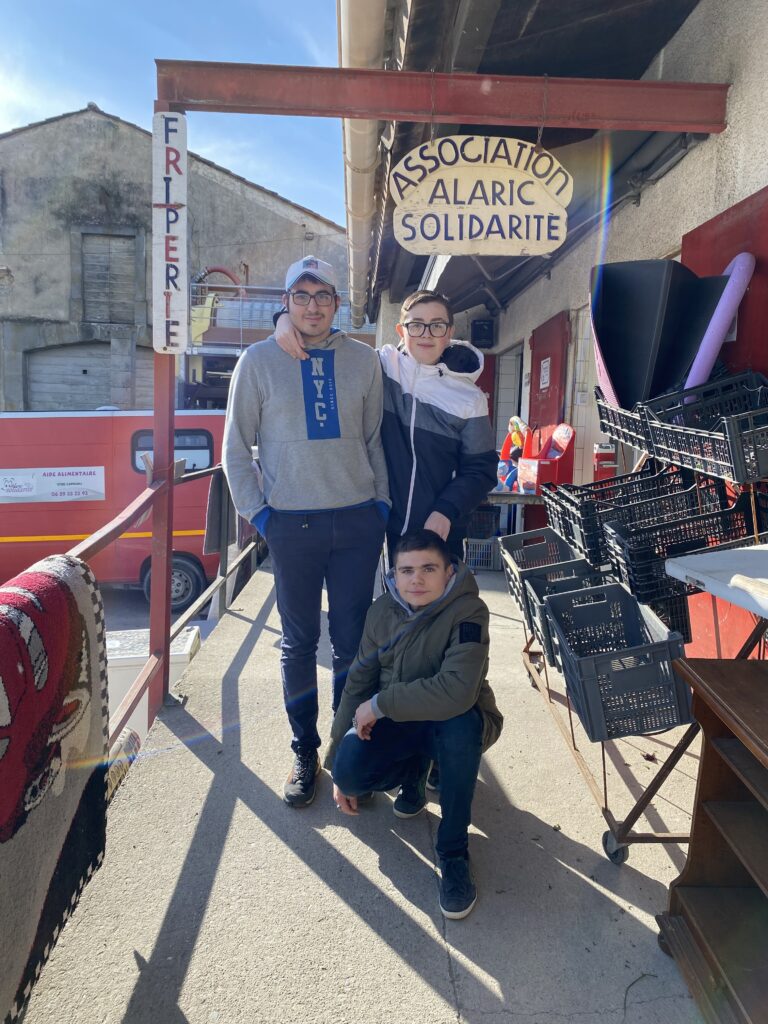 3 jeune devant l'entrée de l'association Alaric Solidarité de Capendu