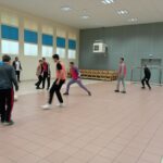 Les jeunes jouent au football en salle