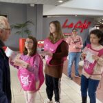 Les jeunes à l'entrée d'un supermarché collectent des produits auprès des clients