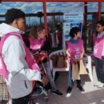 Les jeunes à l'entrée du supermarché