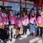 Photo de groupe dans le supermarché