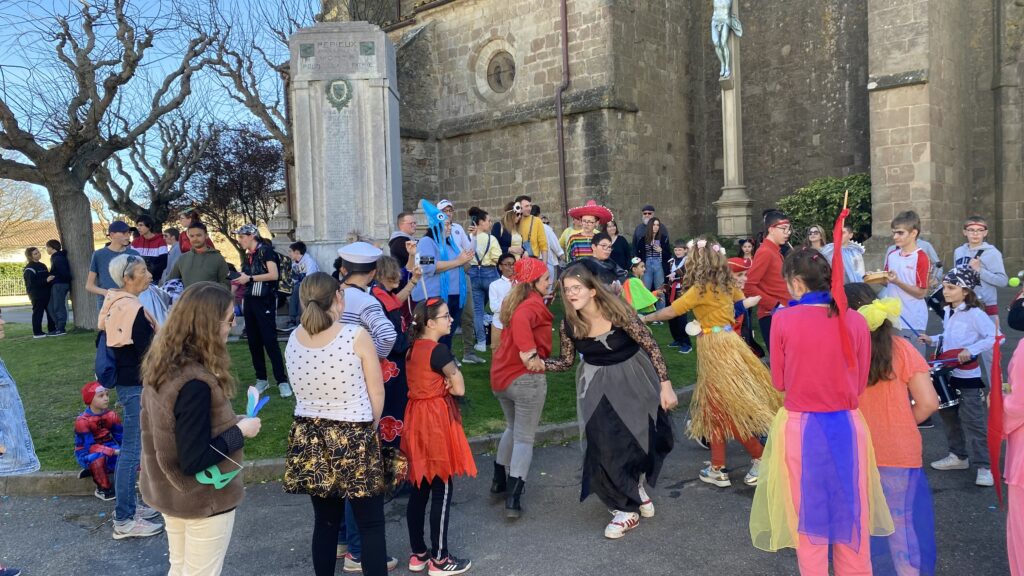 Les participants défilent dans le village de Pépieux