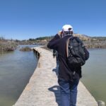 Les résidents de dos marchent sur un ponton