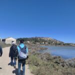 Le groupe, de dos, marche sur les sentiers de Peyriac-de-mer