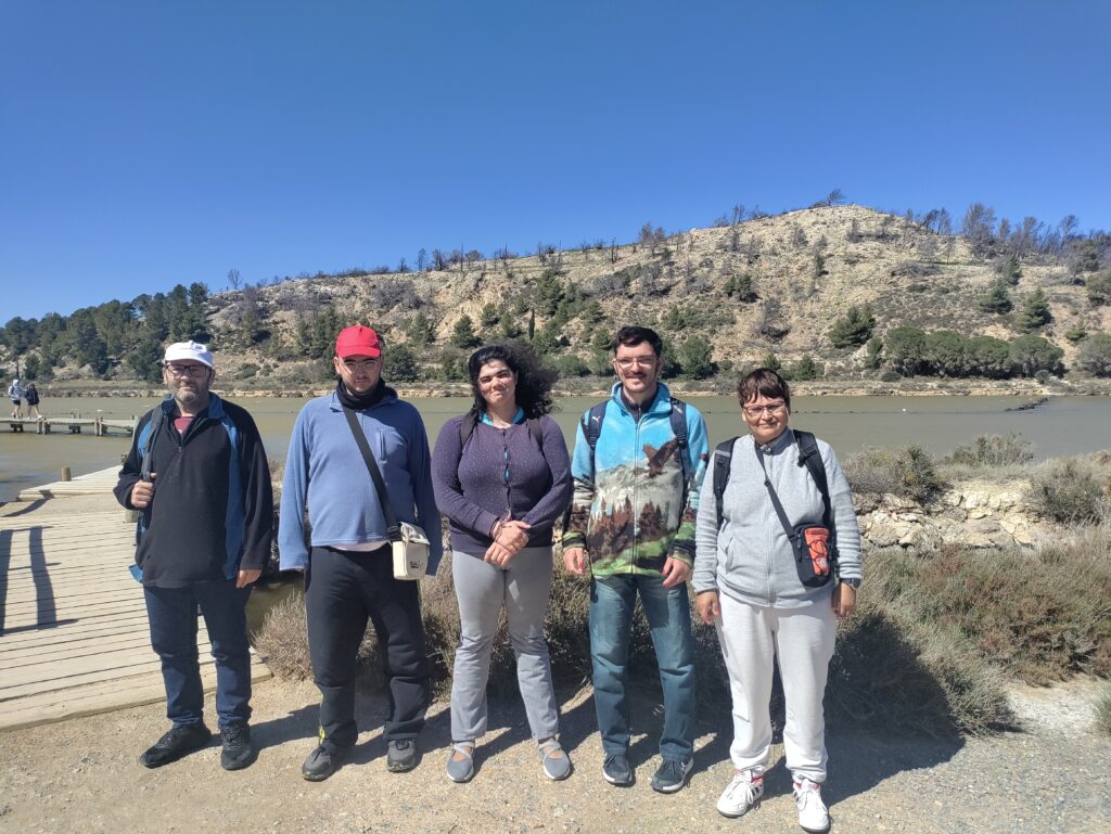 Photo de groupe devant les pontons