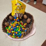 Un gâteau constitué de kit kat, de M&Ms et d'œufs en chocolat