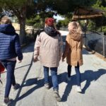 Trois personnes, de dos, marchent sur les sentiers de la Réserve