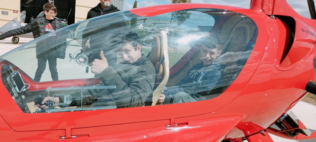 Deux jeunes dans le cockpit d'un drôle d'hélicoptère