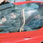 Deux jeunes dans le cockpit d'un drôle d'hélicoptère