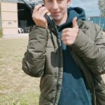 Un jeune avec un talkie walkie