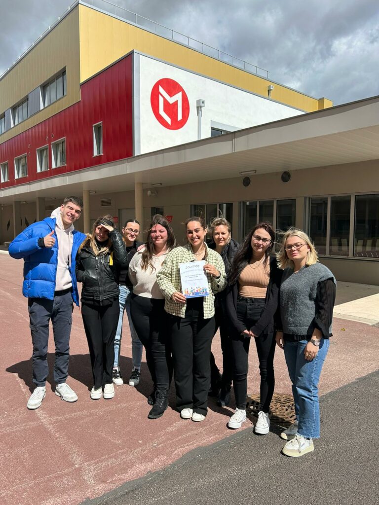 Photo de groupe : Stéphanie et 7 jeunes