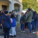 Equipes et jeunes font connaissance dans la cour de l'unité TSA