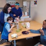 2 jeunes et 2 accompagnatrices font des muffins en l'atelier cuisine