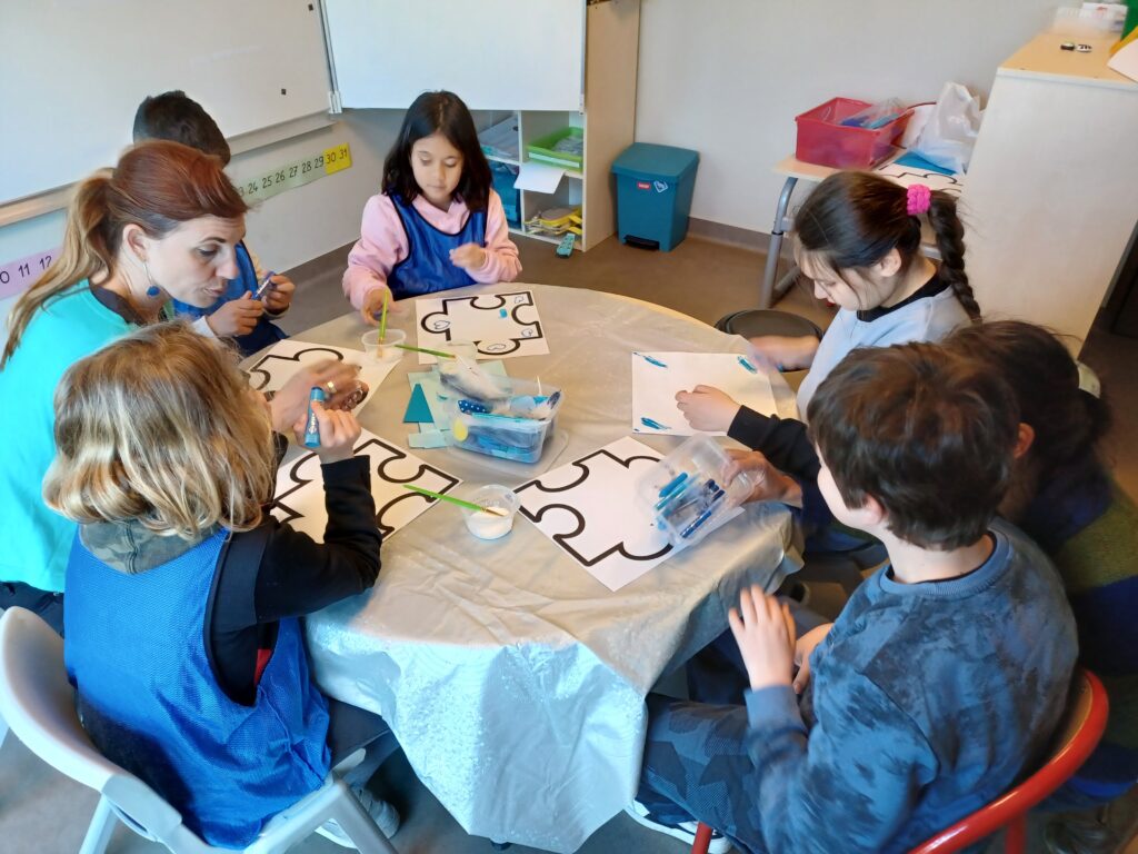 5 jeunes et 2 accompagnatrices dans la salle de l'atelier Art