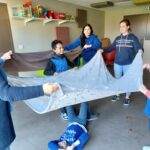 3 jeunes et 3 accompagnatrices dans la salle d'activités sensorielles