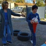 Un jeune sur le parcours moteur avec une accompagnatrice