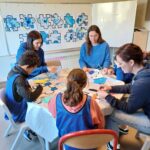 3 jeunes et 3 accompagnatrices dans la salle de l'atelier Art