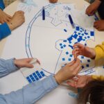 Les enfants dessinent en atelier art