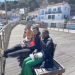 3 jeunes sur un banc regardent le spectacle