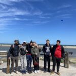 Photo de groupe devant le plan d'eau