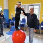 Un petit garçon dans une épreuve d'équilibre sur un ballon