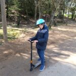 Un jeune sur sa trottinette