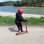 Un jeune sur sa trottinette