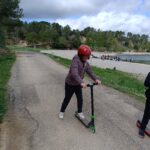 Une jeune sur sa trottinette