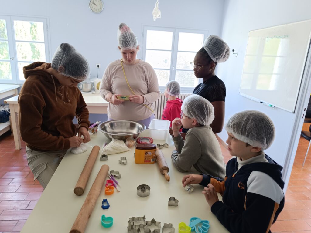 Préparation de la pâte sablée par le groupe autour de la table