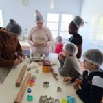 Préparation de la pâte sablée par le groupe autour de la table