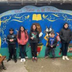 5 jeunes, à l'extérieur, devant une peinture murale sur les Fables de la Fontaine