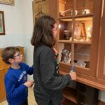 Deux jeunes, en classe, debout devant une vitrine