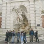 Photo de groupe devant une fontaines de Toulouse