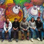 Photo de groupe devant une fresque