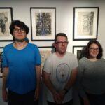 Trois résidents devant des œuvres du Musée