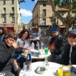 Les résidents se rafraichissent sur la terrasse d'un café