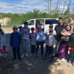 Les jeunes sur le bord de la route attendent le porteur de la flamme