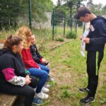 4 personnes dans le poulailler