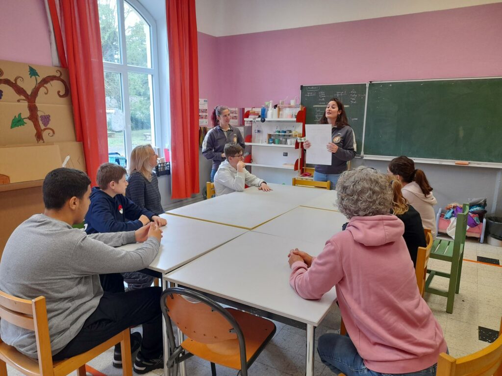 En classe, le groupe écoute Séverine Jancek