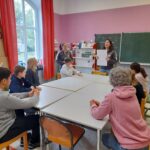 En classe, le groupe écoute Séverine Jancek