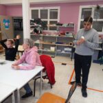 En classe les jeunes manipulent des plumes de paon