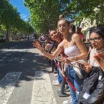 Les jeunes sur le bord de la route attendent le porteur de la flamme