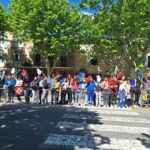 Les jeunes sur le bord de la route attendent le porteur de la flamme