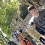 Les jeunes sur le bord de la route attendent le porteur de la flamme