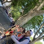 Les jeunes sur le bord de la route attendent le porteur de la flamme