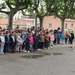 Enfants, enseignants, parents, habitants de Capendu réunis pour commémorer le 8 mai
